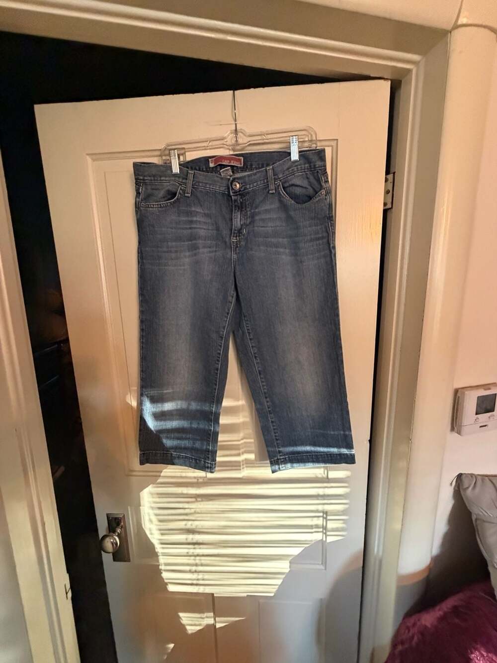 Gap Jeans Women's Blue Denim Mid-Rise Capri Pants Size 10 with Flap Pockets